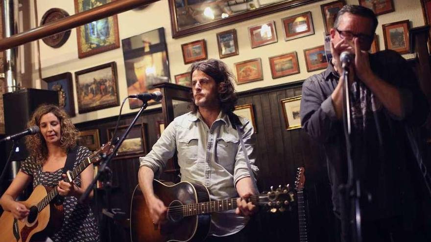 Puri Penín, Kike Suárez y Garry Parfitt, ayer, al inicio del concierto.