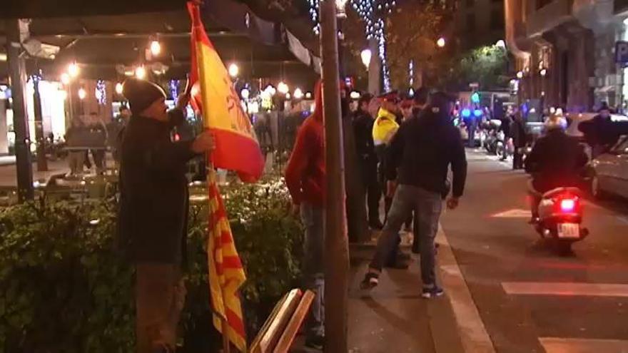 Un grupo de ultras tratan increpan a Iglesias en un acto en Barcelona
