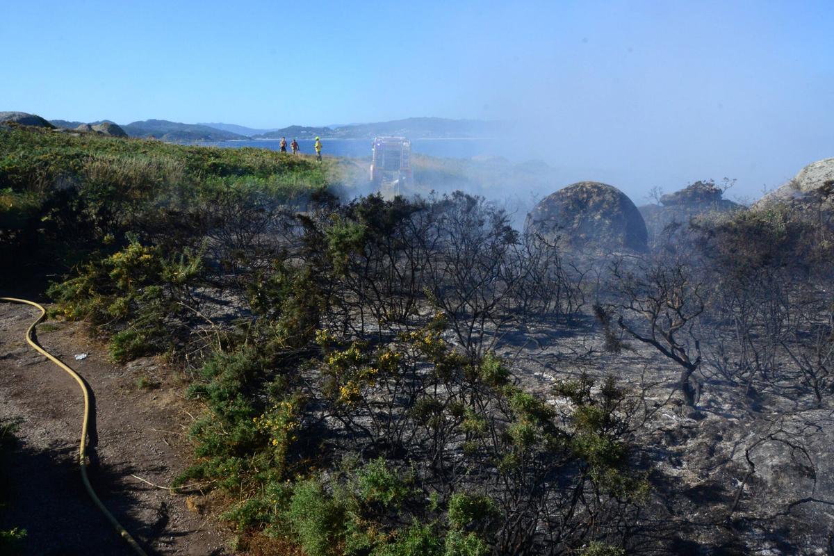 El primer incendio forestal del verano en O Morrazo quemó 3.500 metros cuadrados de monte raso en Cabo Udra, dentro de los terrenos de la Comunidade de Montes en Man Común de Beluso (Bueu). El primer incendio forestal del verano en O Morrazo quemó 3.500 metros cuadrados de monte raso en Cabo Udra, dentro de los terrenos de la Comunidade de Montes en Man Común de Beluso (Bueu).