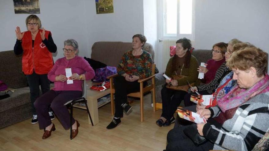 Charla de la Cruz Roja impartida ayer en Vilagarcía. // Noé Parga