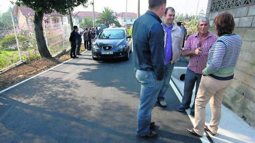 La Alcaldesa, de espaldas a la derecha, ayer, durante su visita a La Piñera.