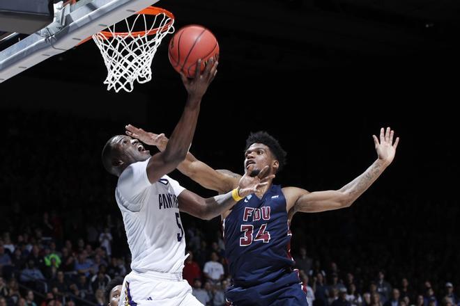 Kevonte Corley # 5 de Prairie View A&M Panthers lanza a canasta contra Mike Holloway Jr. # 34 de Fairleigh Dickinson Knights durante la segunda mitad del Torneo de Baloncesto Masculino 2019 de la NCAA en la UD Arena.