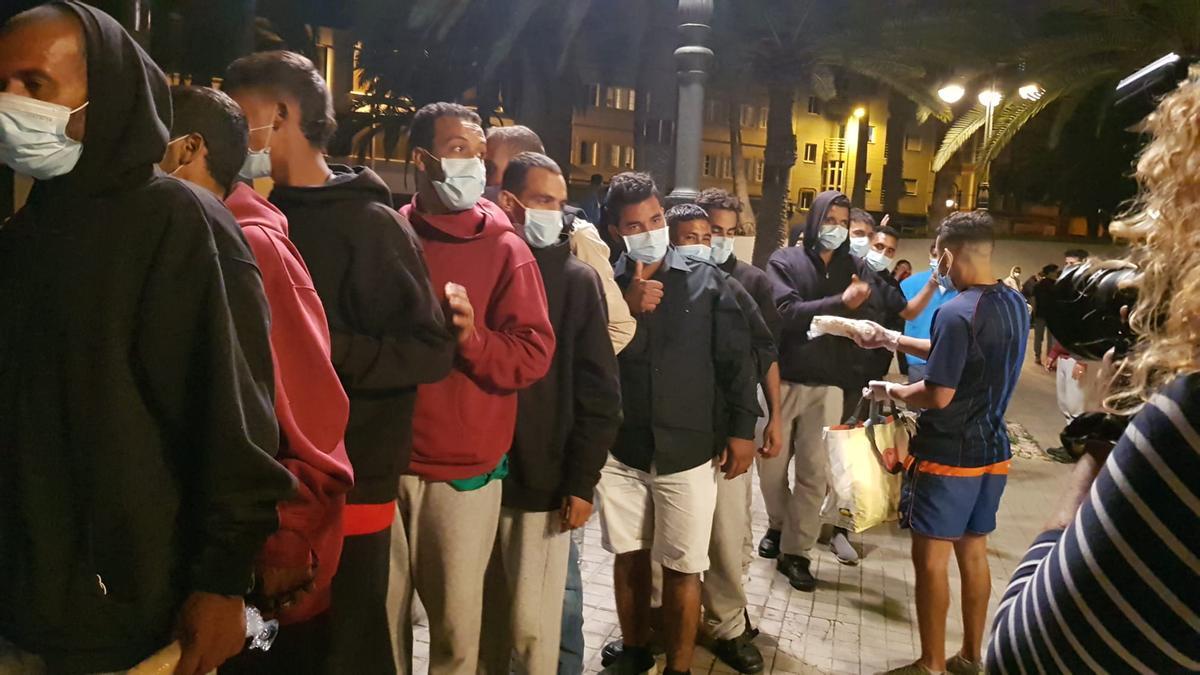 Migrantes en la plaza de La Feria, ante la Delegación del Gobierno en Canarias