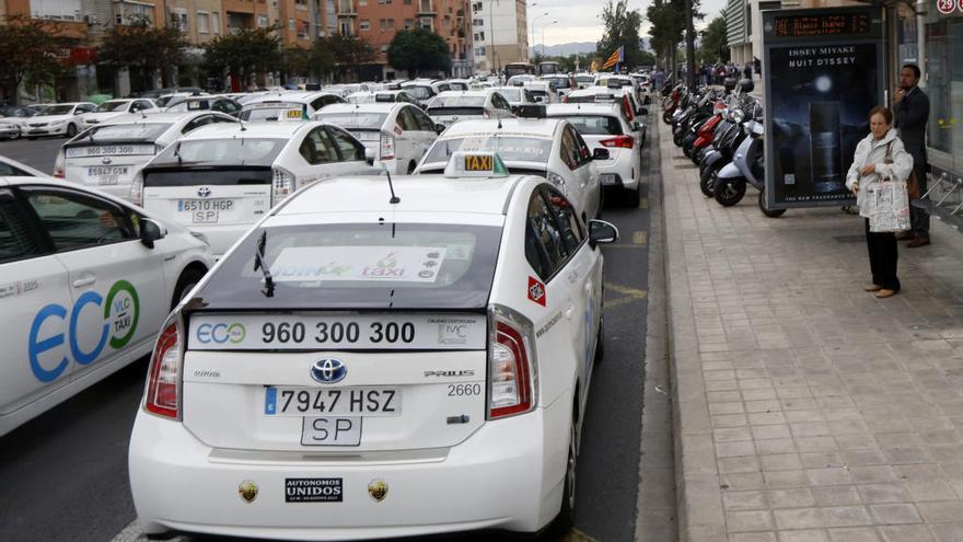 El Comité Econòmic i Social rechaza que un taxista solo pueda tener una licencia