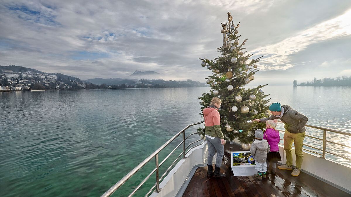 Árbol de Navidad a bordo de un barco del Lago de Lucerna, una propuesta pensada para viajar en familia durante el invierno.