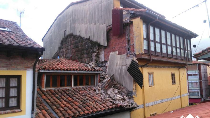 Evacuadas 6 personas tras caer parte de la fachada de un edificio en Llanes