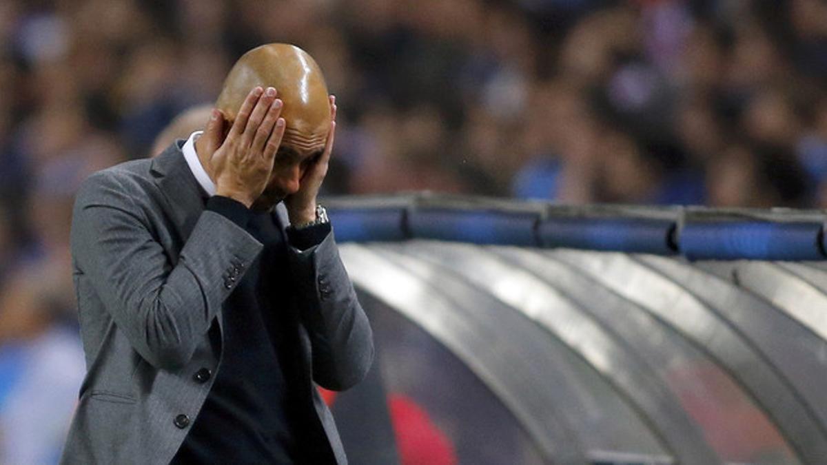 Pep Guardiola se lamenta en el banquillo del Do Dragao durante el encuentro de Champions frente al Oporto