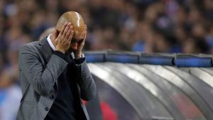 Pep Guardiola es lamenta a la banqueta del Dragao durant el partit de Champions contra el Porto.