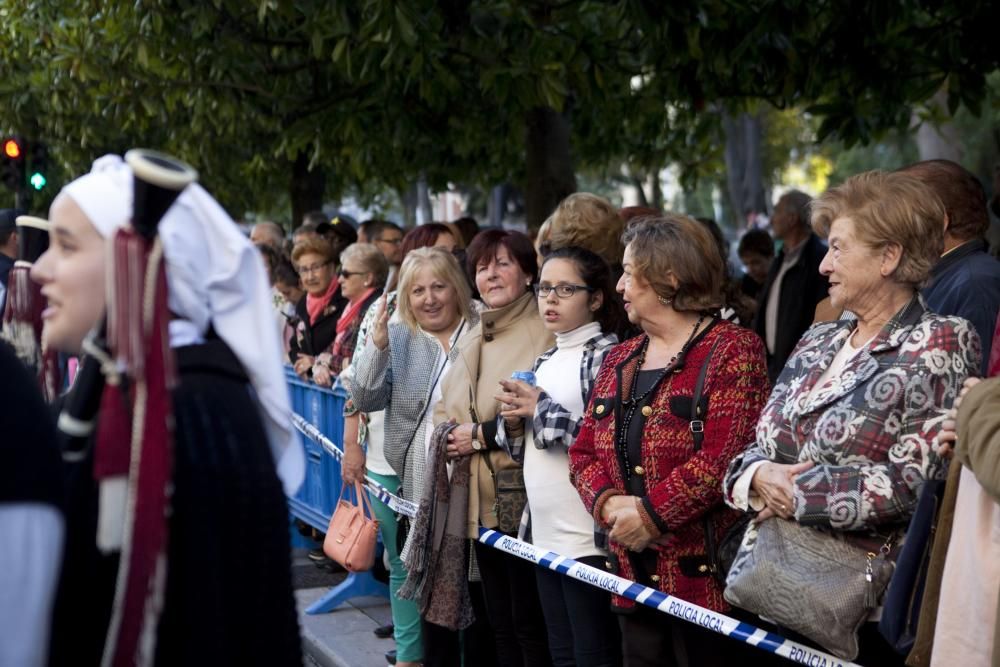 Ambiente en la calle durante la entrada a los premios y concentración antimonarquía