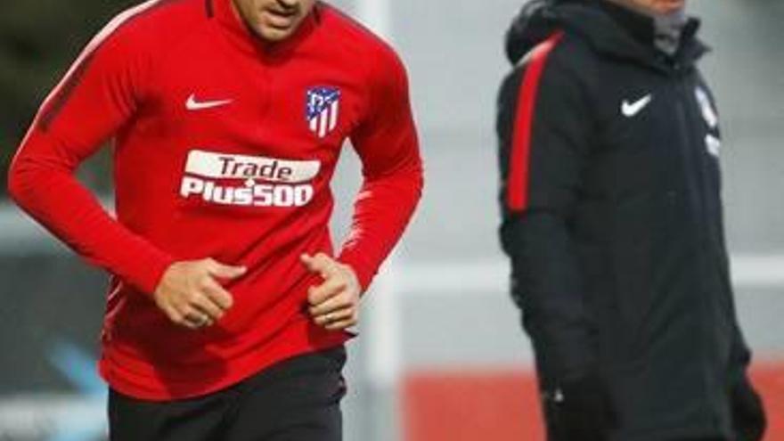 Vitolo, junto a Simeone, en un entrenamiento del Atlético.