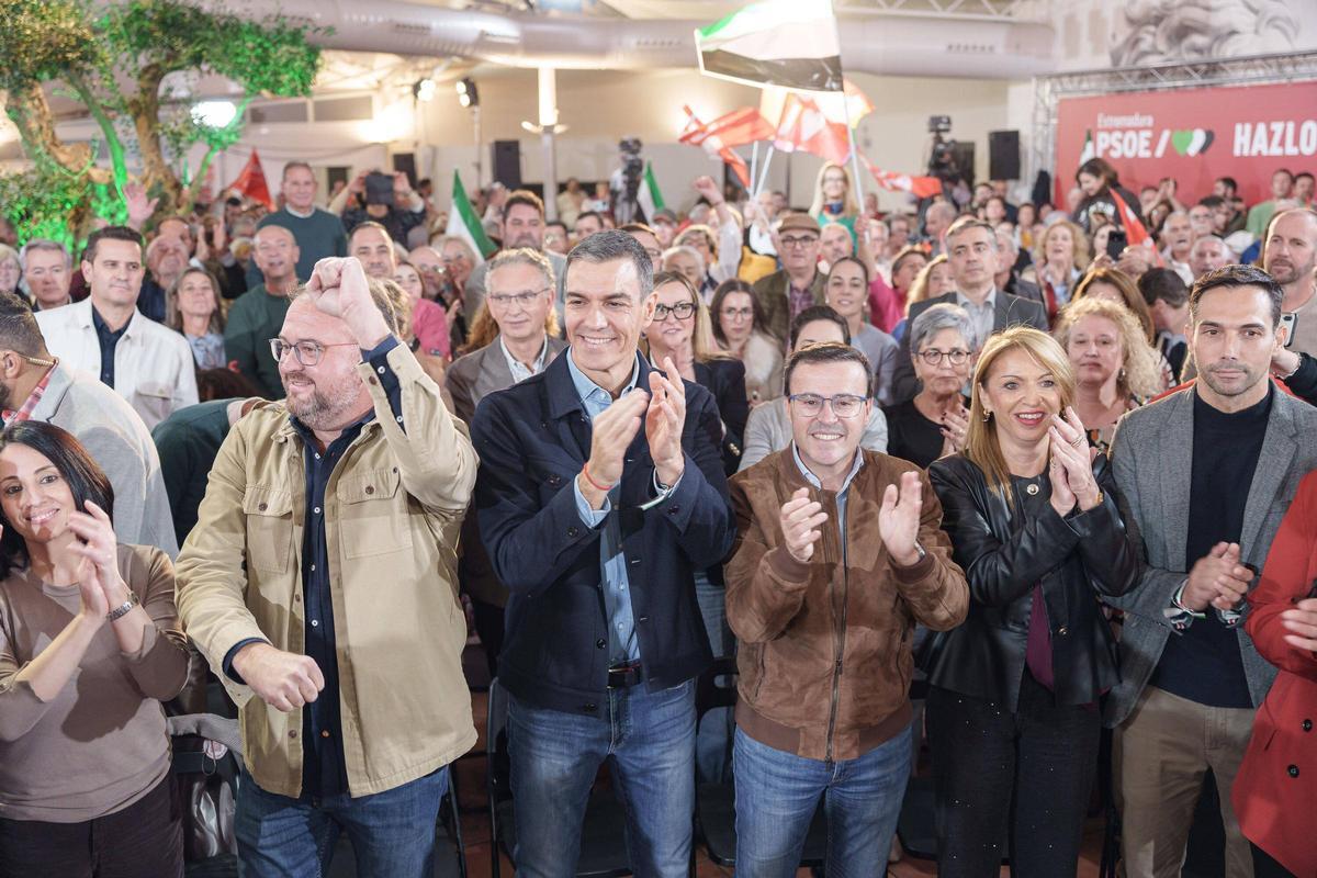 Antonio Rodríguez Osuna, Pedro Sánchez y Miguel Ángel Gallardo. El próximo 21D, Extremadura celebrará por primera vez elecciones autonómicas sin confluencia con las municipales.