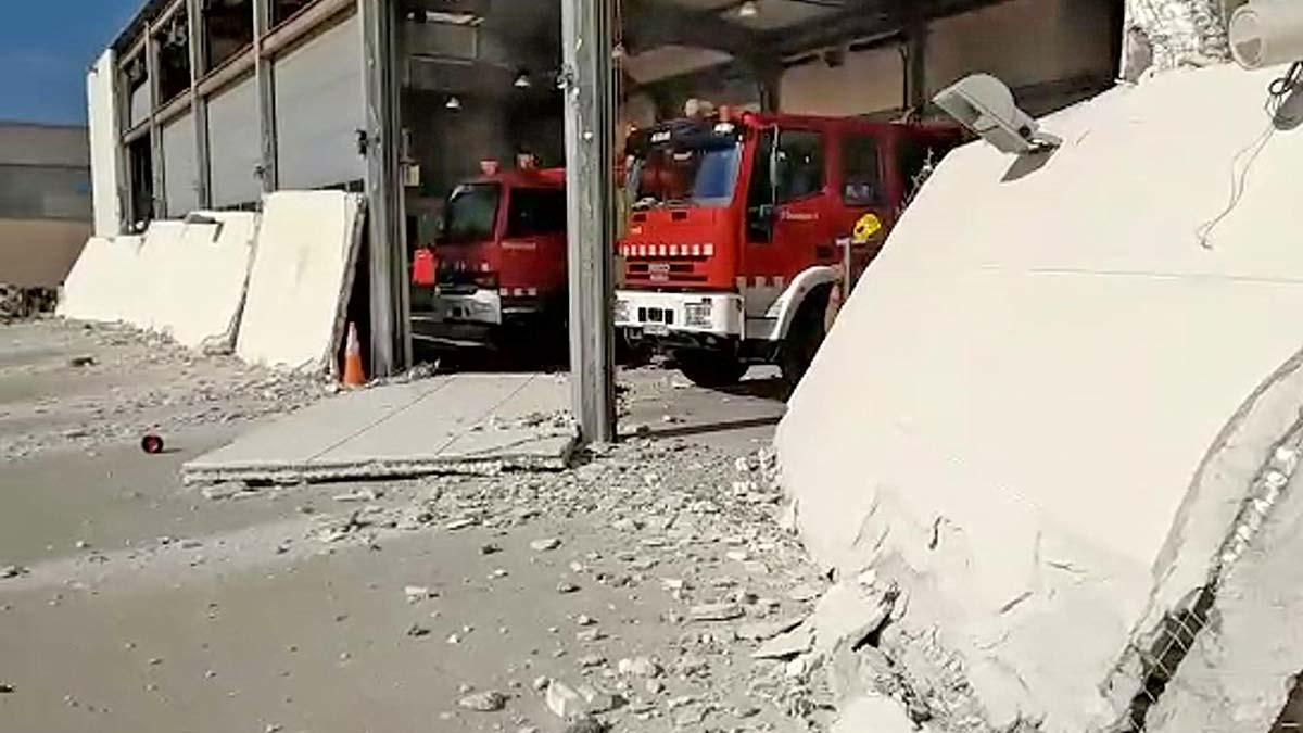 Desprendimiento de la fachada del parque de bomberos de la Generalitat en Cambrils.