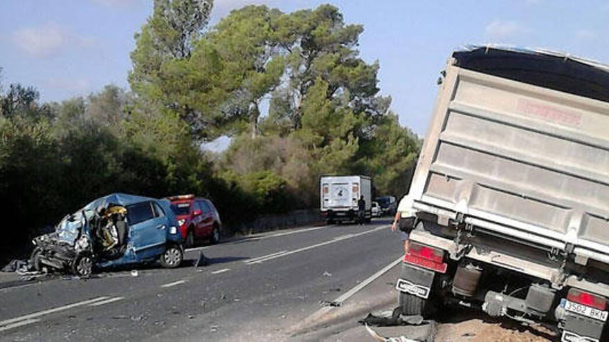 Muere una conductora tras chocar con un camión en Campos