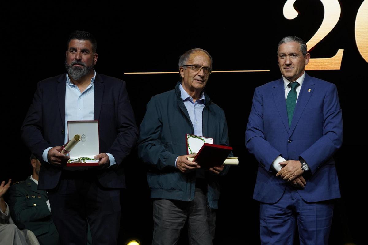 Premio Mundo Rural a los pendones de Fariza, de la mano del presidente de la Diputación, Javier Faúndez.