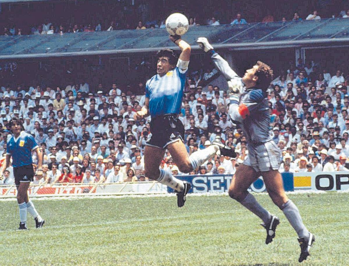 Maradona marca el gol conegut com «la mà de Déu» a Mèxic-86