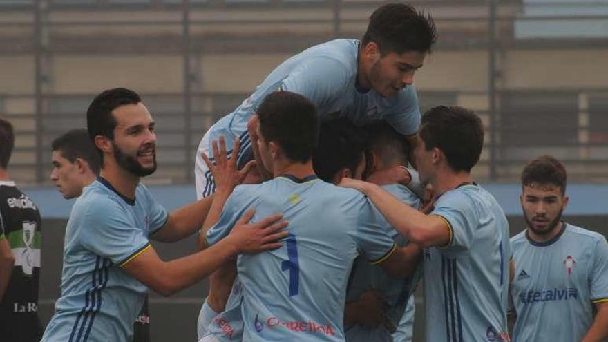 Los jugadores del Celta celebran un gol. // E.A.