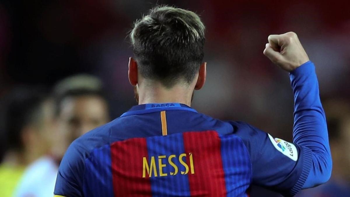 Messi levanta el puño después de marcar el 1-1 en Sevilla.