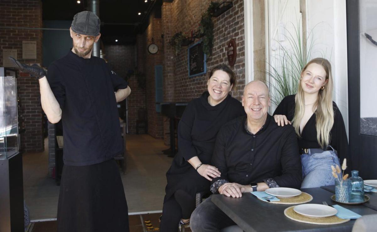 Chefkoch Marco Cristoforetti mit Annika, Stefan und Charlotte Pralle.