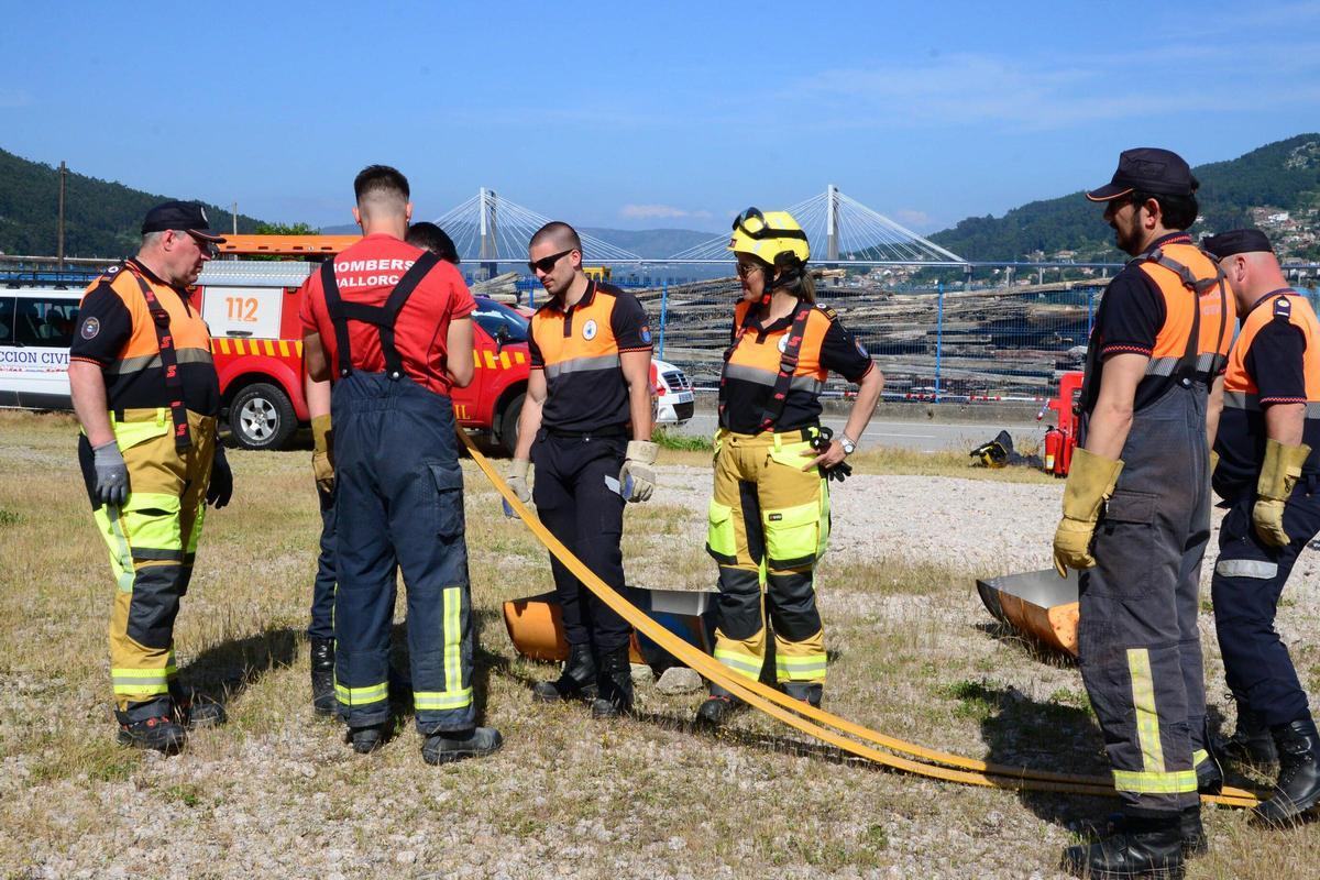 Voluntarios de Protección Civil de toda Galicia se forman contra el fuego en Domaio Voluntarios de Protección Civil de toda Galicia se forman contra el fuego en Domaio