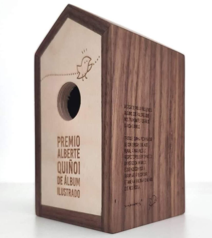 El trofeo del Premio de Banda Deseñada Alberte Quiñoi diseñado por Rosa de Cabanas y realizado por la firma local Nudima de Madera.