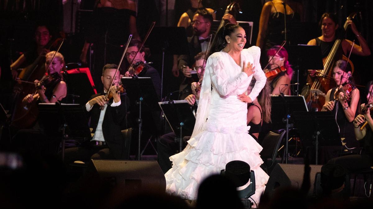 Isabel Pantoja reaparece en Tenerife de blanco impoluto tras el incidente con la prensa
