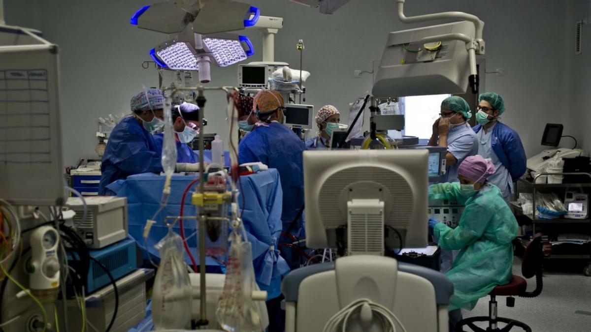 Una cirugía ortopédica en un hospital de la provincia de Alicante.  | ANTONIO  AMORÓS