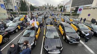 Cláxones, huelga y una ‘titoneta’: así ha protestado el taxi contra el precio libre de los VTC en Barcelona