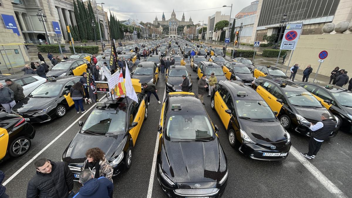Clàxons, vaga i una ‘titoneta’: així ha protestat el taxi contra el preu lliure dels VTC a Barcelona