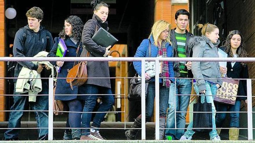 Varios alumnos de la Facultad de Derecho de la Universidad de Oviedo, saliendo del aulario.