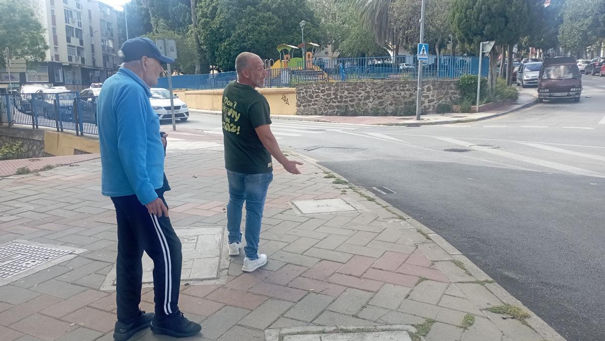 Los dirigentes vecinales denuncian que el reasfaltado se ha quedado a las puertas de Carlinda, pese al compromiso municipal.