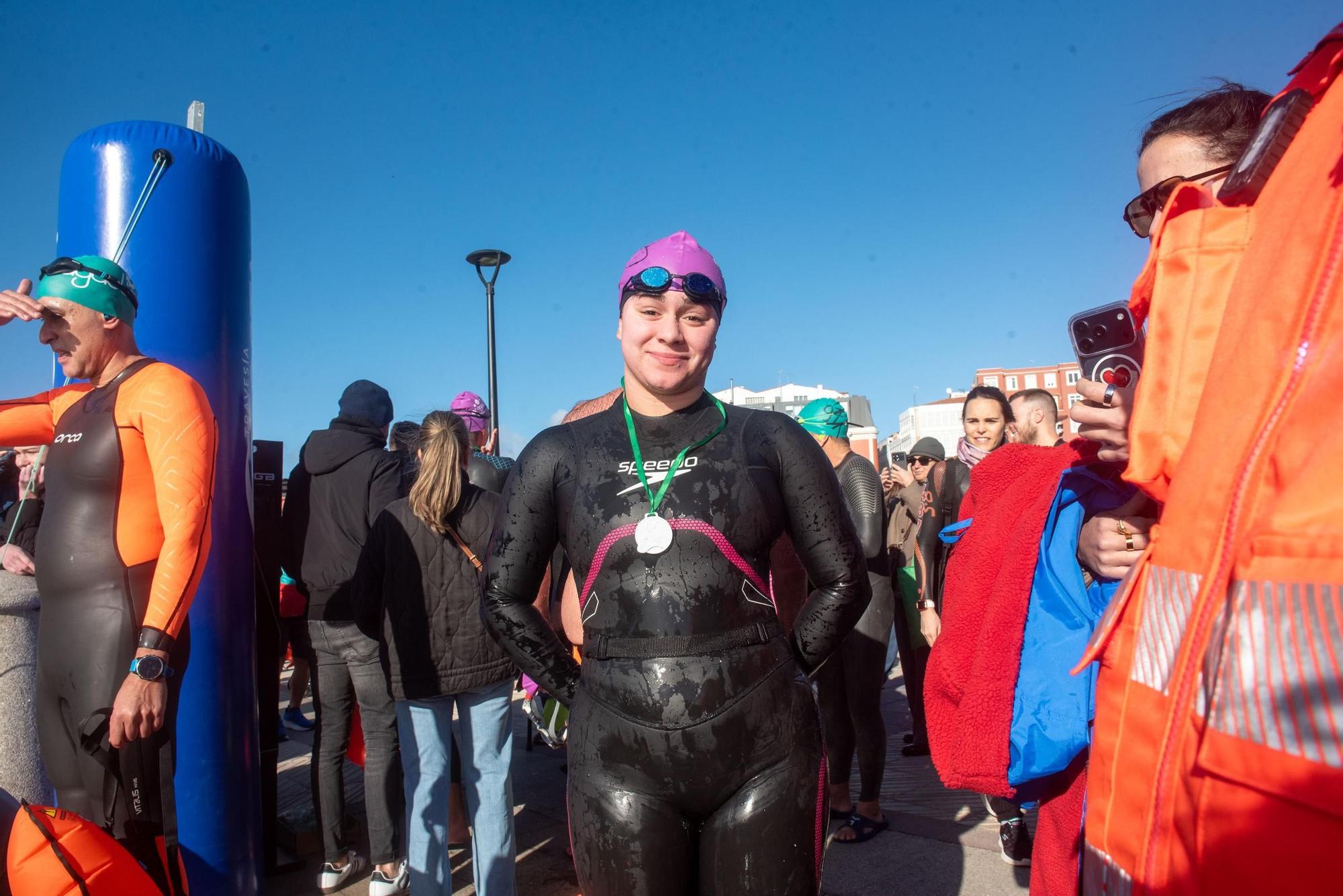 A Coruña desafía al frío y al mar para visibilizar la ELA