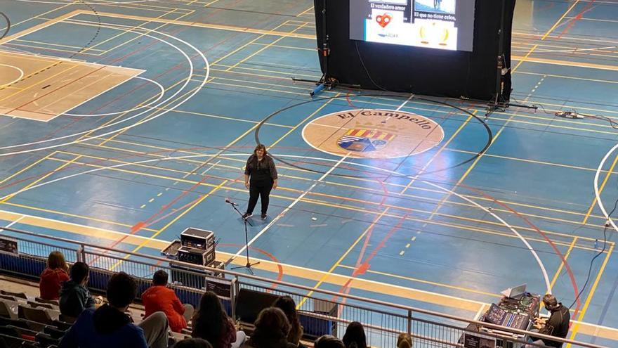 La experta Marina Marroquí ‘engancha’ a los adolescentes con su charla sobre sexismo y violencia de género en El Campello