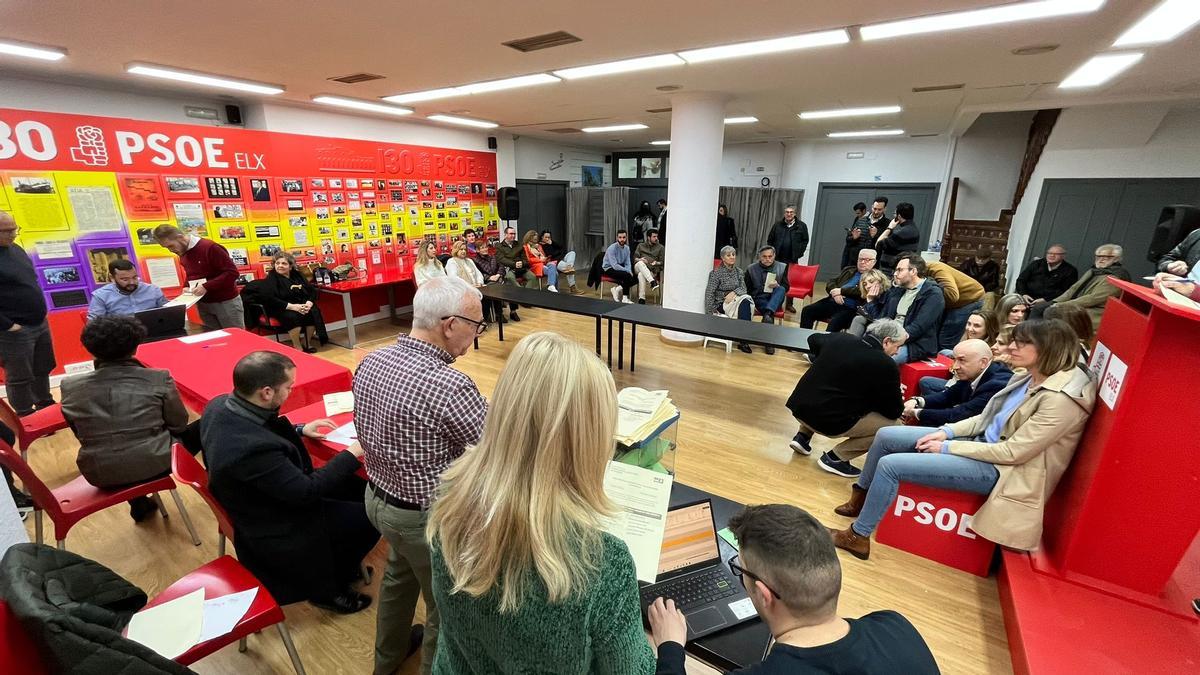 Un momento del recuento de las votaciones en la sede del PSOE de Elche este sábado noche