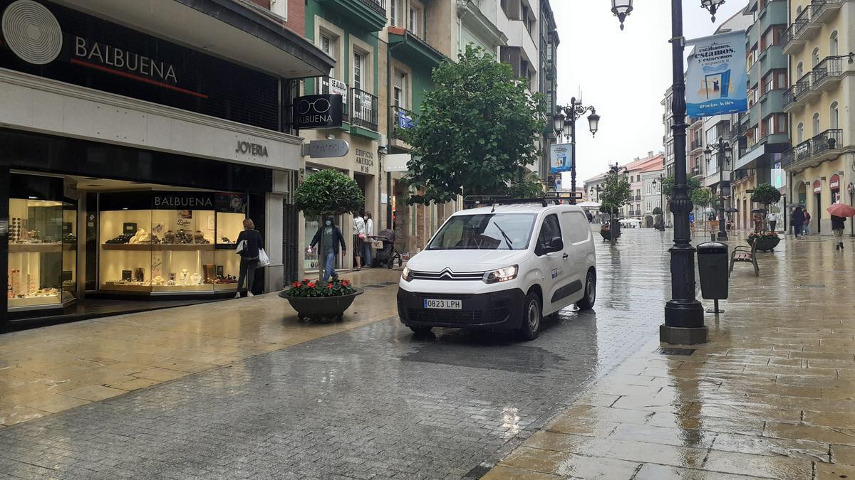 Reabre al tráfico la calle La Cámara de Avilés tras finalizar las obras de  reparación - La Nueva España
