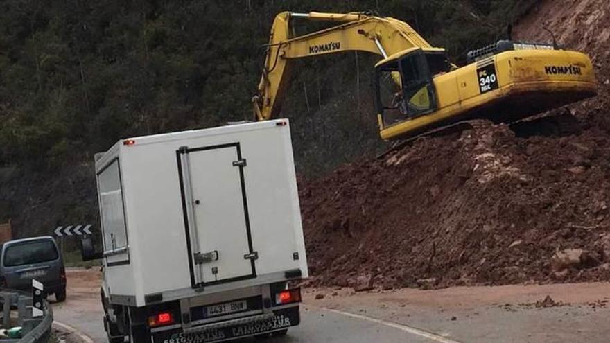 Máquinas trabajando en la retirada del argayu.