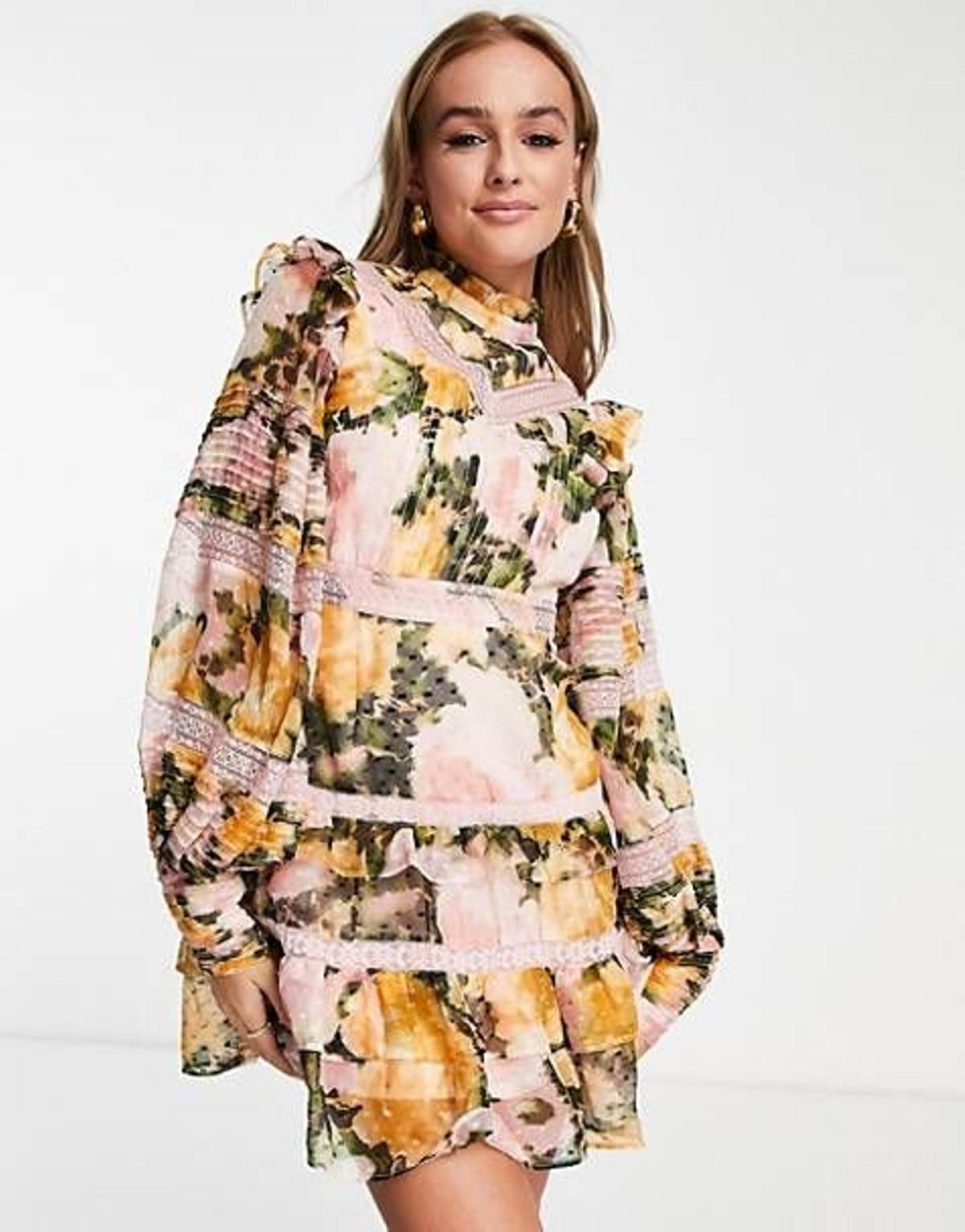 Vestido corto de estilo victoriano de chifón con estampado floral rosa e insertos de encaje de Miss Selfridge