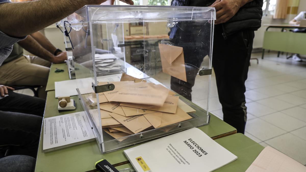 Una persona deposita su voto el domingo en la ciudad de Alicante
