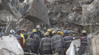Rescatan a tres personas tras estar casi 300 horas bajo los escombros en Turquía