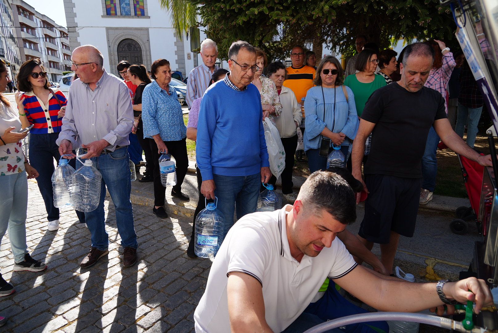 El primer camión cisterna reparte agua en Pozoblanco