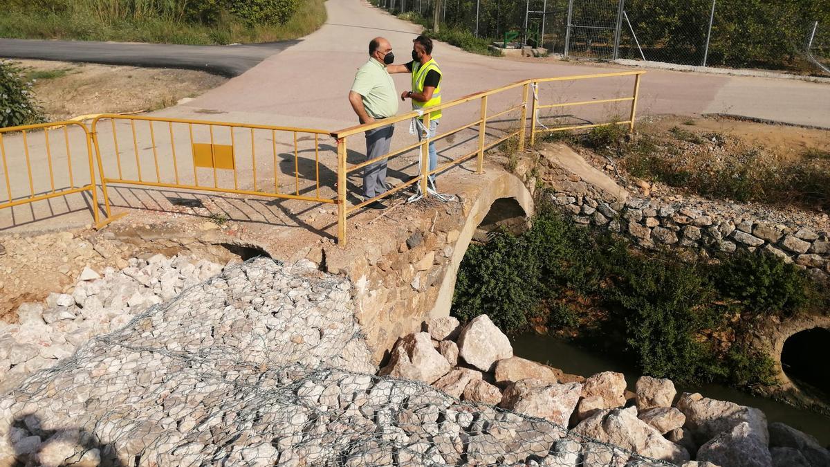 imagen de las obras de reparación de los caminos que unen El Badén, El Mudamiento y La Campaneta