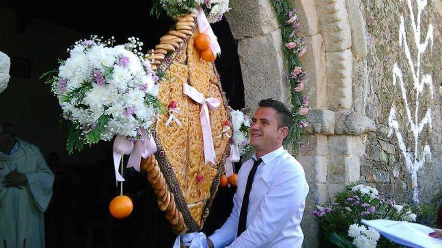 Un mozo saca el ramo elaborado por las gentes de Losacio para la Virgen del Puerto.