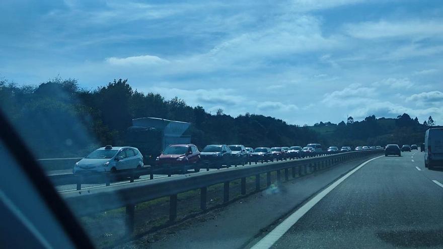 Retenciones en la "Y" por un accidente en el nudo de Serín