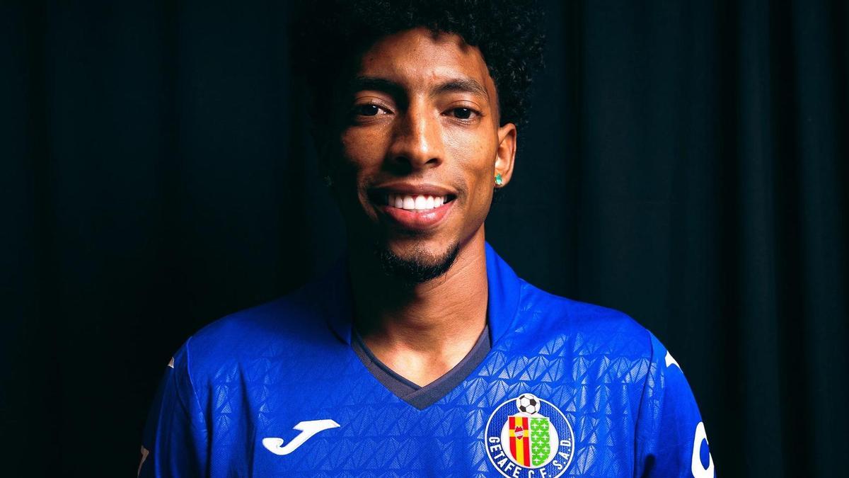 Johan Mojica posa como nuevo jugador del Getafe.