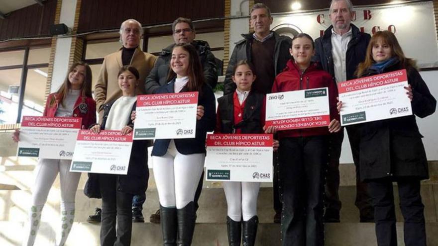 Becados, en la fila de abajo, con autoridades y patrocinadores. | LNE