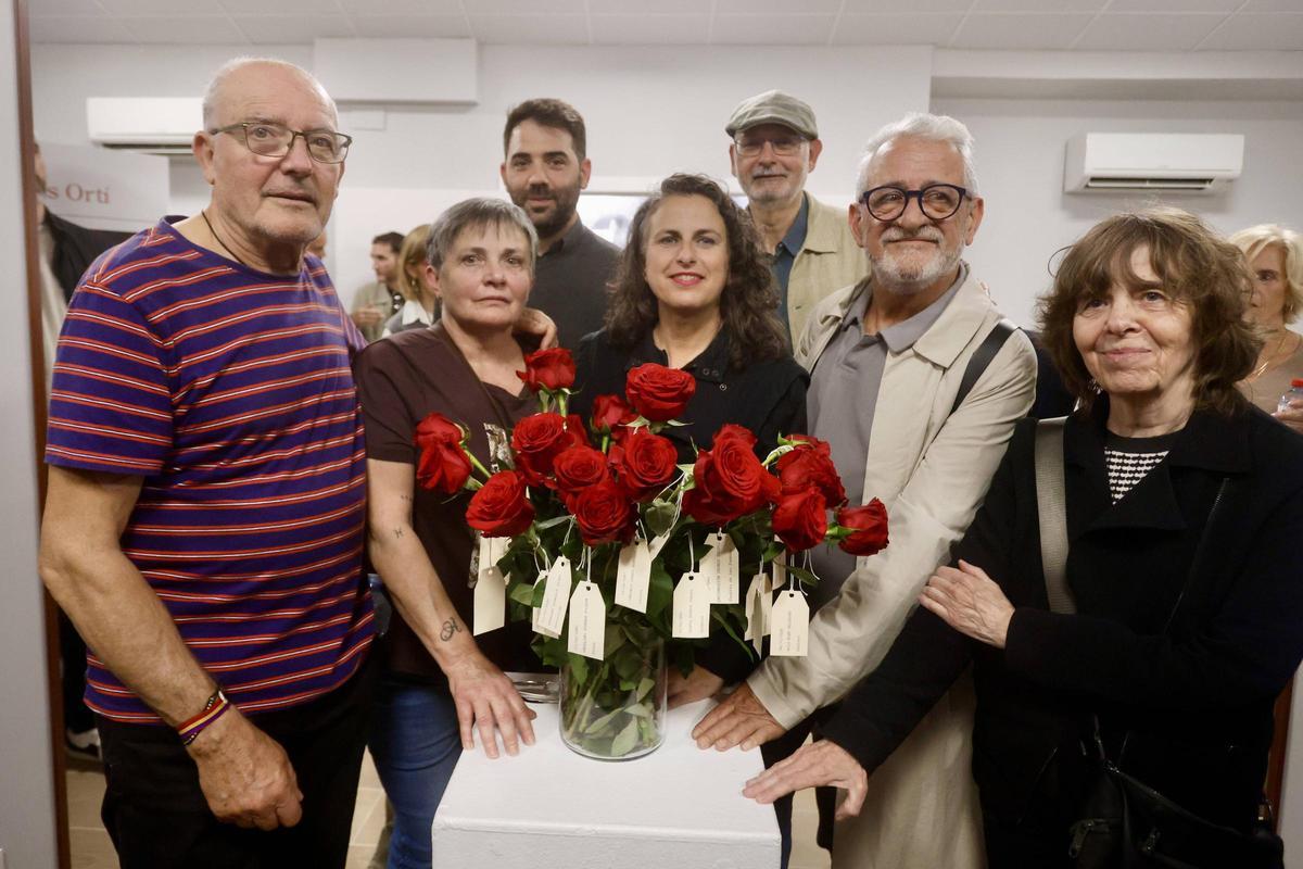 Familiares de las mujeres víctimas del franquismo tras la inauguración de la exposición en Paterna.