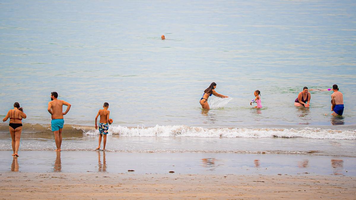 Fotos de gente bañándose y en la playa para esta info: (en samil) En Torallamar ya tienen los datos de este verano y es el más cálido desde que tienen registros (2013), el año va camino de ser el más cálido también