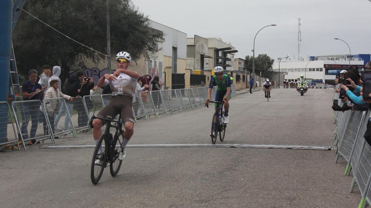 Jordi Artigues celebra su triunfo en la jornada final.