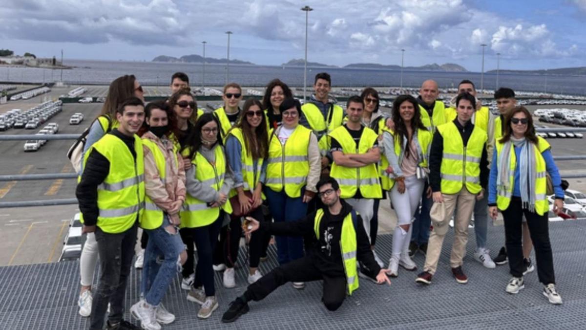 Imagen de grupo durante la visita al puerto de Vigo. | Cedida