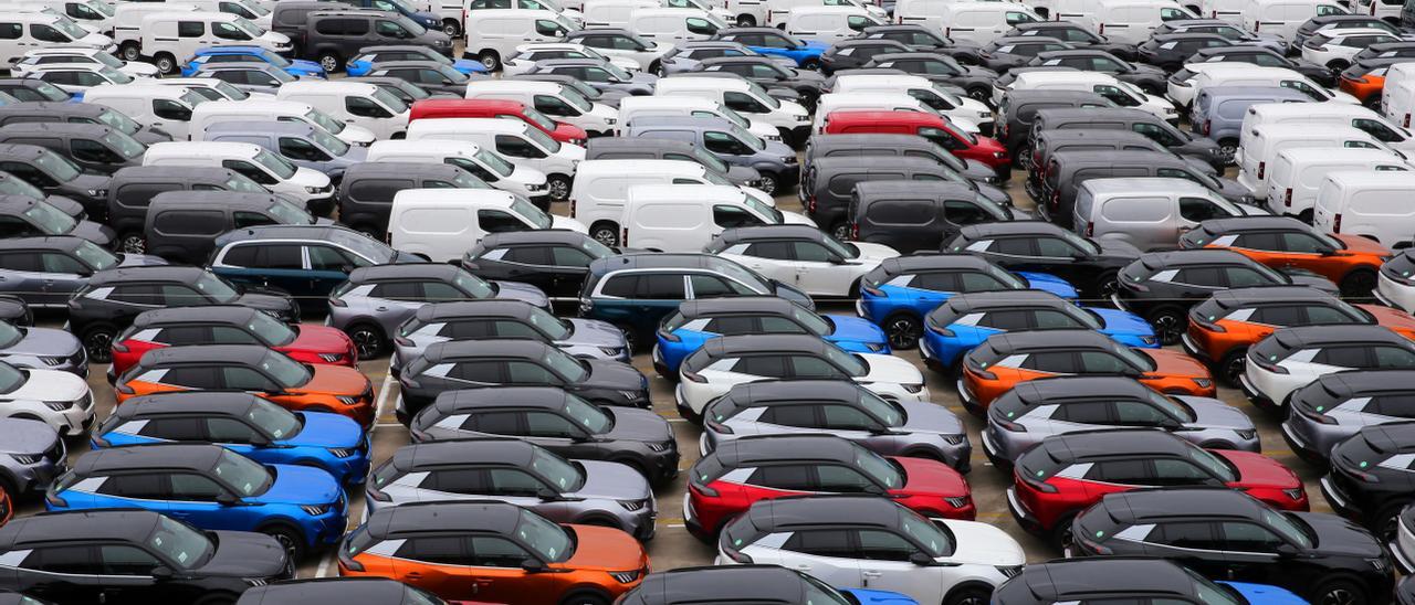 Coches en la terminal de Bouzas, en Vigo.