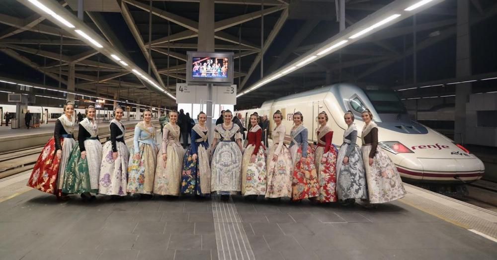 Consuelo y la corte visitan la Fábrica de Tapices y Fitur